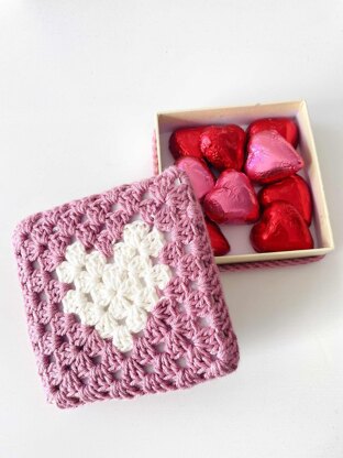 Granny square heart gift box cover