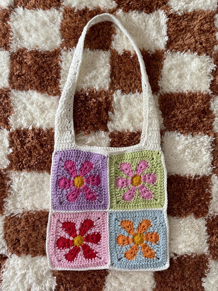 Retro flower granny square: Crochet pattern