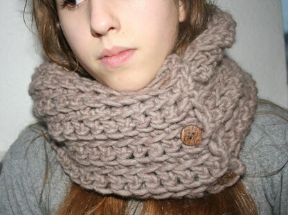 Chunky cowl with buttons