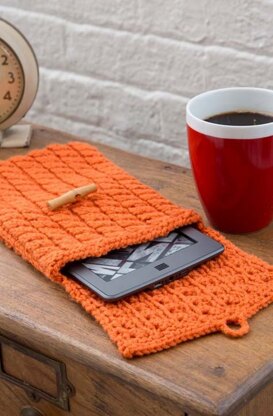 Cabled e-Reader Cozy in Red Heart With Love Solids - LW3180
