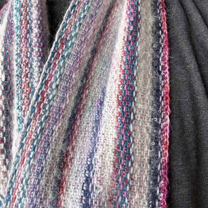 No yarn left behind - Creating art with linen stitch -V- Summer 2025