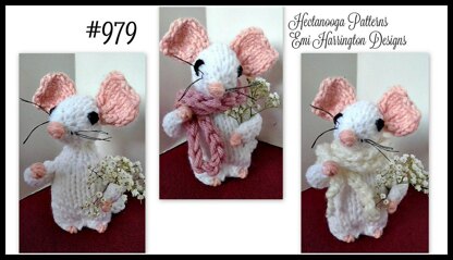 979-Knit Mouse with Bouquet