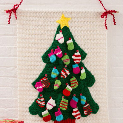 Christmas Tree Wall Hanging in Red Heart Super Saver Economy Solids, Prints and Holiday - LW4836 - Downloadable PDF