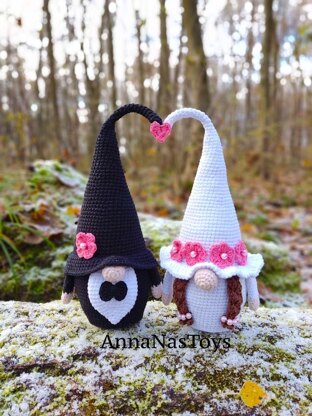 Gnome bride and groom