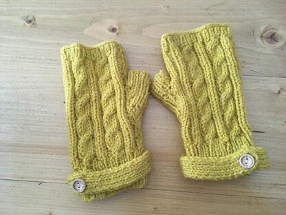 Cable wrist warmers with thumb