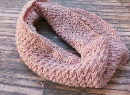 Twisted Love Cowl