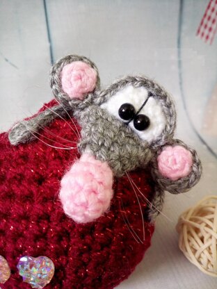 238 Rat or Mouse on a bauble
