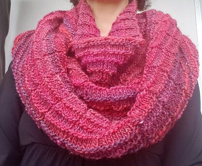 Narelle - seamless textured cowl