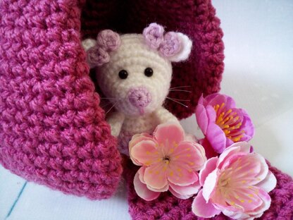 230 Little Mouse with a Flower House