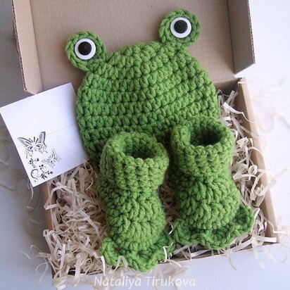 Frog Baby Hat and Booties Set