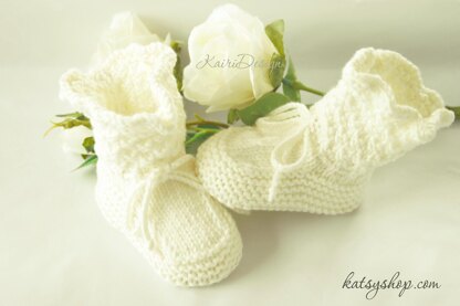 Baby booties with edge