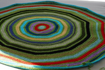 Multicolor round crochet blanket