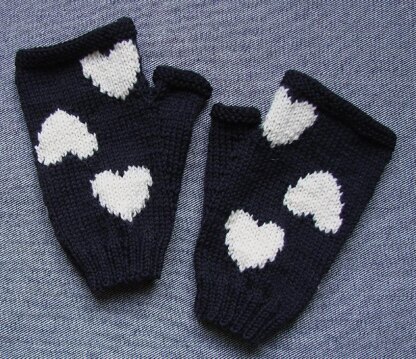 Hearts fingerless mitts