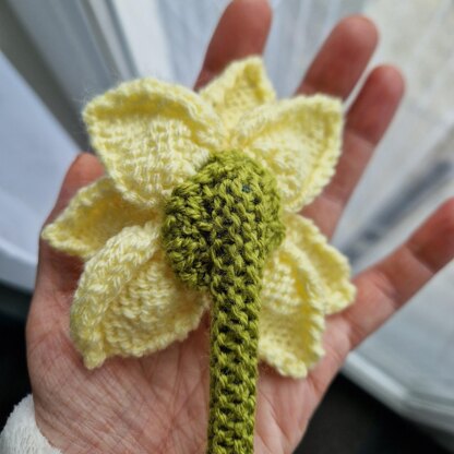 Knitted Daffodil