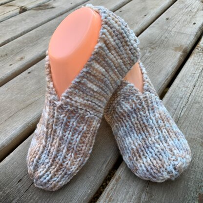 How to Knit Pair of Slippers Knitting pattern by Janis | LoveCrafts