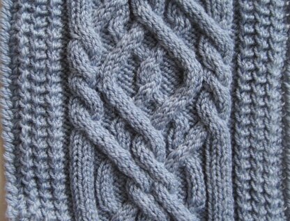 Erme Cabled Scarf