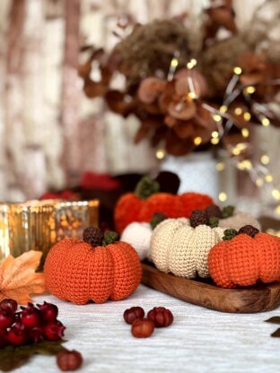 Realistic pumpkins in 2 sizes