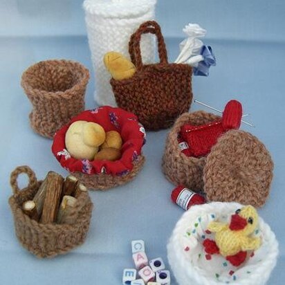 HMC29 Selection of baskets for the dolls house