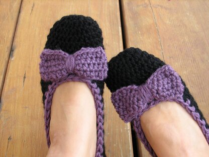 Crochet slippers with bow