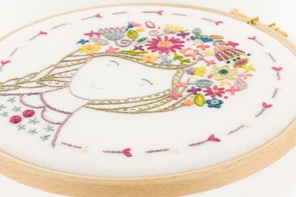 Un Chat Dans L'Aiguille Flower Girl Embroidery Kit