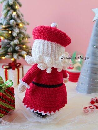 Mrs. Claus Christmas amigurumi Crochet pattern by Danielle L Designs