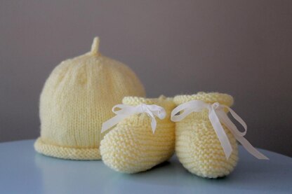 Roll Top Baby Booties and Beanie