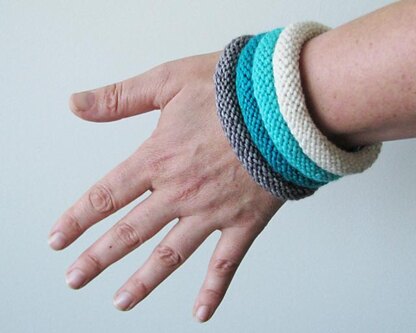 Easy knitted bangle