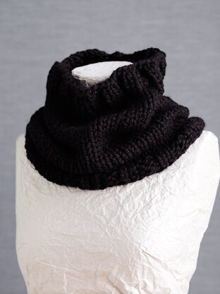 Basic Cowl in Lion Brand Wool-Ease Thick & Quick - L0412B