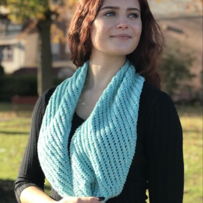 Diagonal Lace Cowl in Plymouth Yarn Sea Isle Cotton - F951 - Downloadable PDF