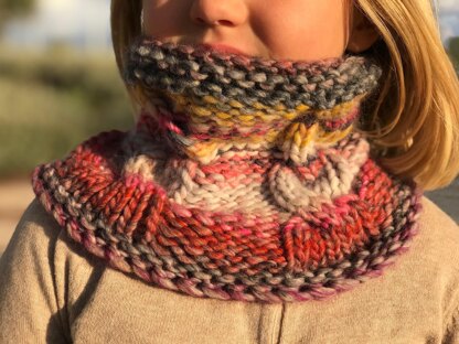 Cabled snood for kids in french, spanish, english