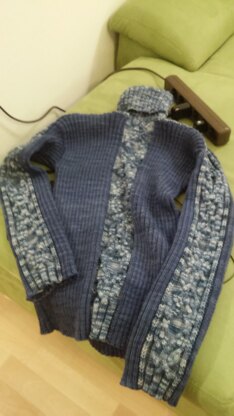 Herrenpullover mit Zopfmuster