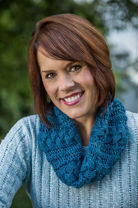 Reversible Cabled Cowl inTwo Sizes