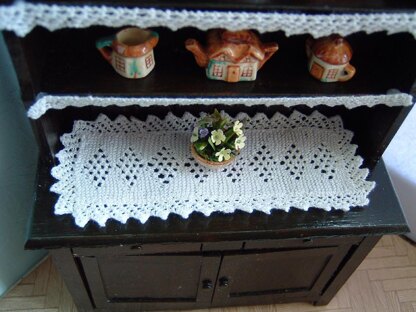 1:12th scale Lace shelf edgings and runner