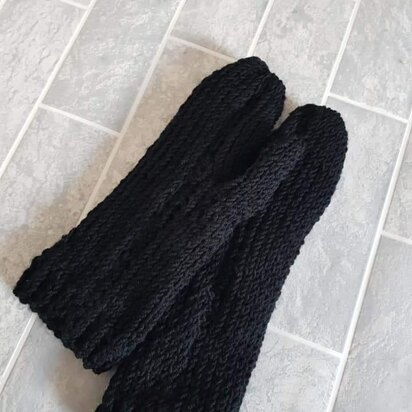 Hand knit cable detail tight fit adult mittens - knitting pattern