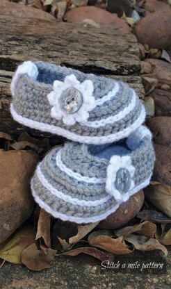 Baby Mary Janes crochet pattern with button detail and surface crochet