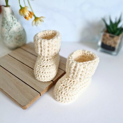 Baby Booties Puff 'V' Stitch
