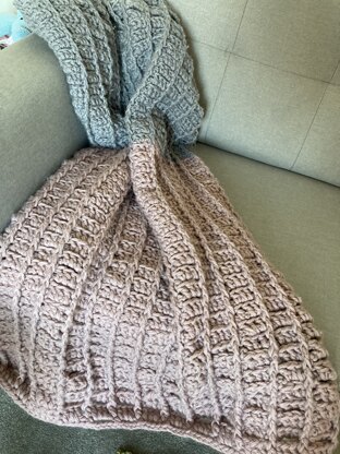 Two tone bricks knee blanket