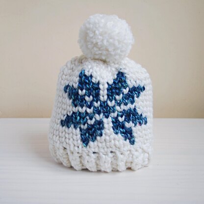 Nordic snowflake hat with pompom