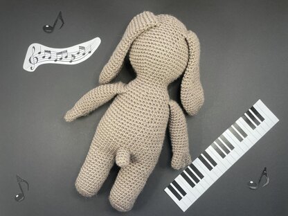 Piano playing dog amigurumi