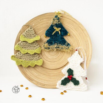 3 Christmas trees ornament  knitted flat