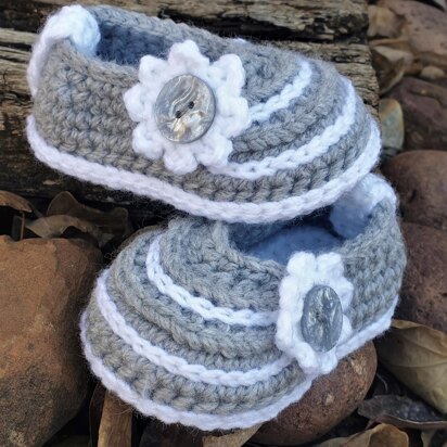 Baby Mary Janes crochet pattern with button detail and surface crochet