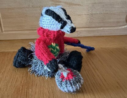Mini Curling Badger Wearing Jumper/Hoodie Creme Egg/Ferrero Rocher/Lindor Chocolate Cover/Hanging Decoration Knitting Pattern