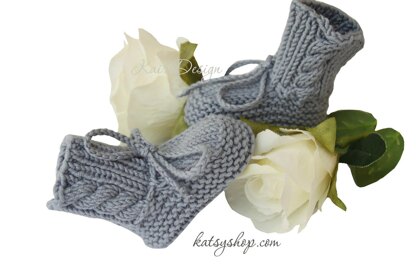 Baby booties with cable