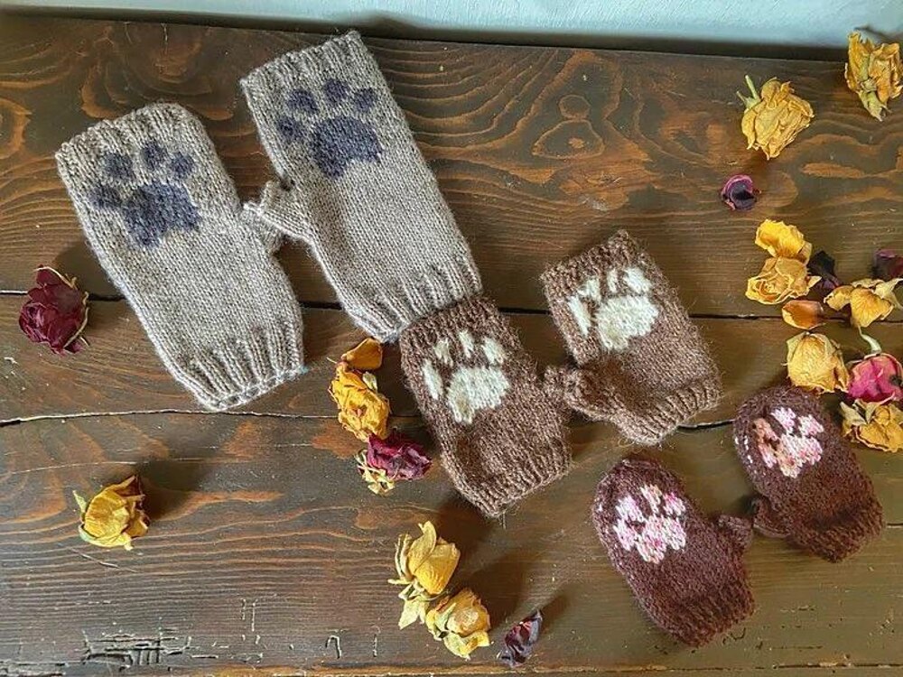 Paw Print Glove Knitting pattern by Naomi Noah LoveCrafts