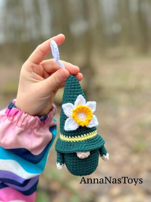 Gnome daffodil keychain