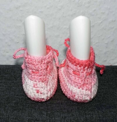 Crochet Pattern For Cute Baby Booties Using Only Double Crochet Stitches