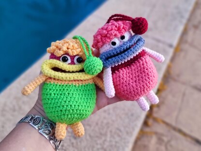 T2 Crochet pattern for key cover. PDF in English and German