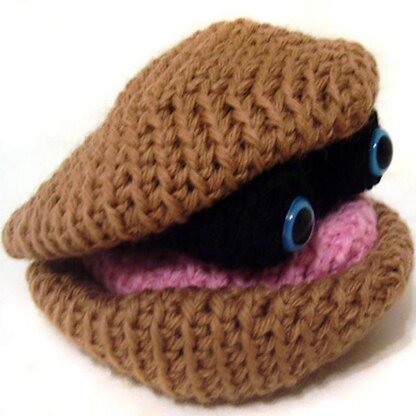 Amigurumi Stuart the Clam Puppet