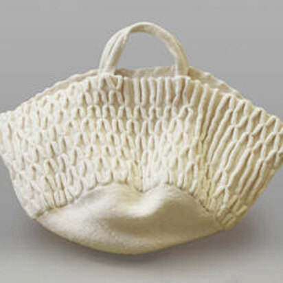 Smocked Pleated Bag in Lion Brand Fishermen's Wool - L0161AD