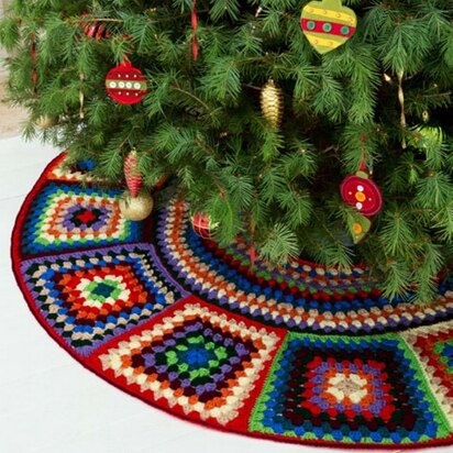 Granny Tree Skirt in Red Heart Super Saver Economy Solids - LW3208
